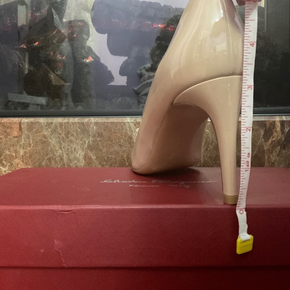 Salvatore Ferragamo Vara Patent Leather Bow Pumps !! - Picture 6 of 7